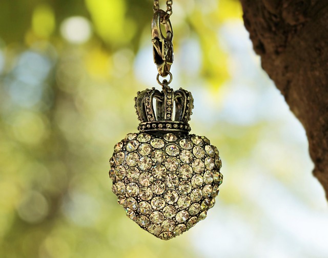 Kiedy dodatek staje się amuletem: Jak biżuteria vintage wpływa na pewność siebie i dlaczego jej wartość rośnie w szalonym tempie